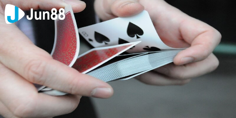 Yếu tố kỹ thuật tay rất quan trọng trong cách xào bài gian lận