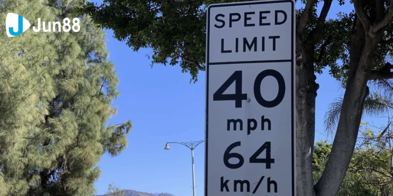 Camera tốc độ trước một khu vực trường học ở hạt Manatee, Florida